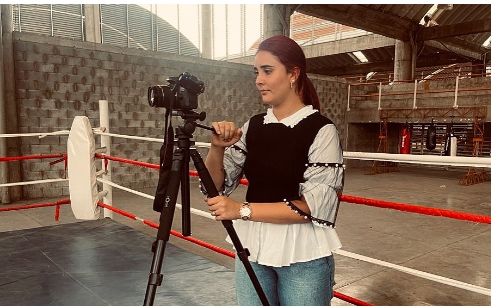 Daniela Zapata grabando en una cobertura deportiva